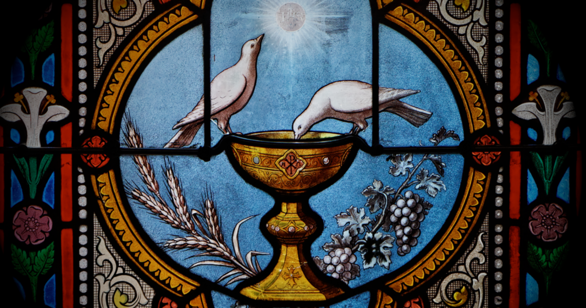 Vitral com o Santo Graal na Catederal de Saint-Corentin, França