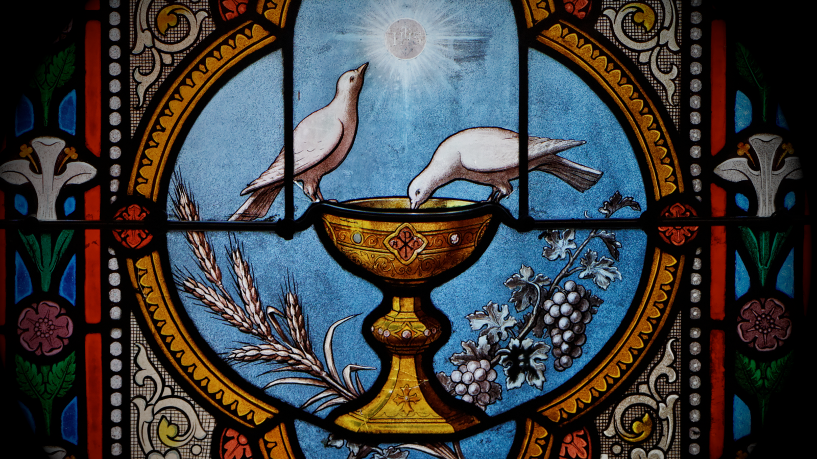 Vitral com o Santo Graal na Catederal de Saint-Corentin, França