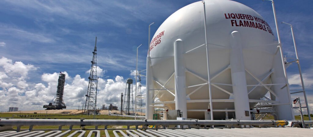 Foto de grande tanque industrial de hidrogênio da Nasa