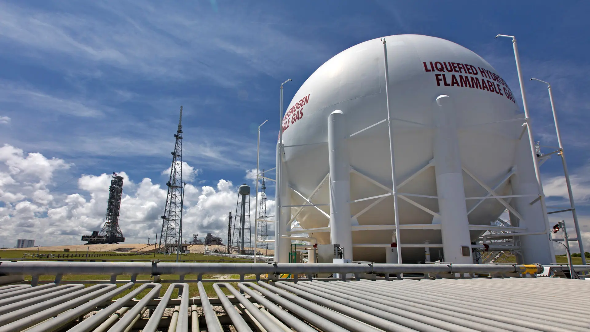 Foto de grande tanque industrial de hidrogênio da Nasa