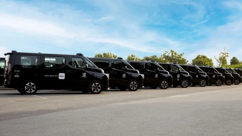 FIla de robotaxis Uber WeRide em Abu Dhabi, Dubai
