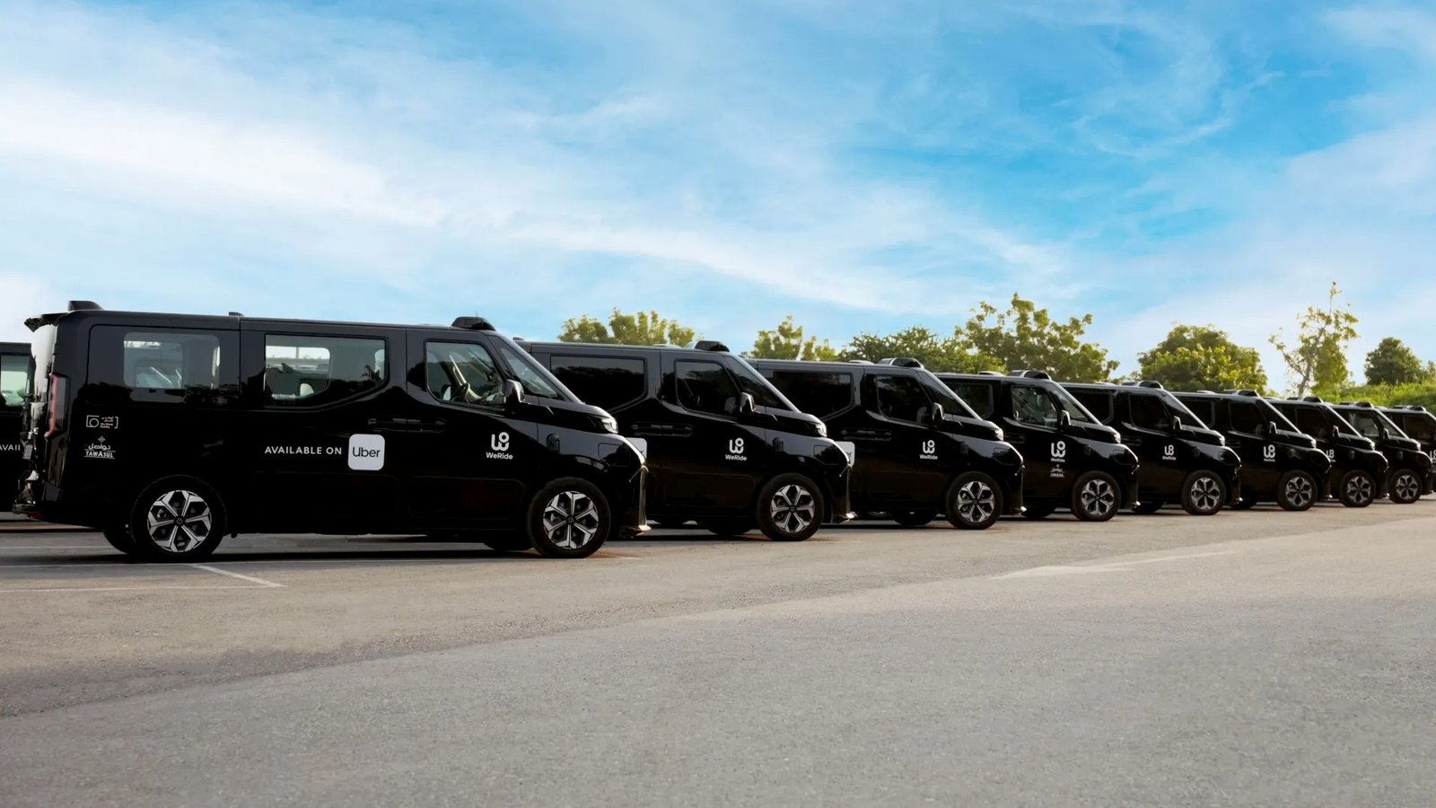 FIla de robotaxis Uber WeRide em Abu Dhabi, Dubai