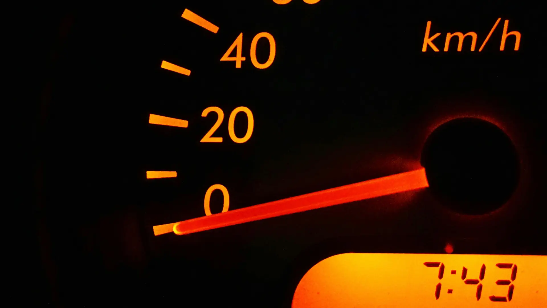 Foto em close de um velocímetro