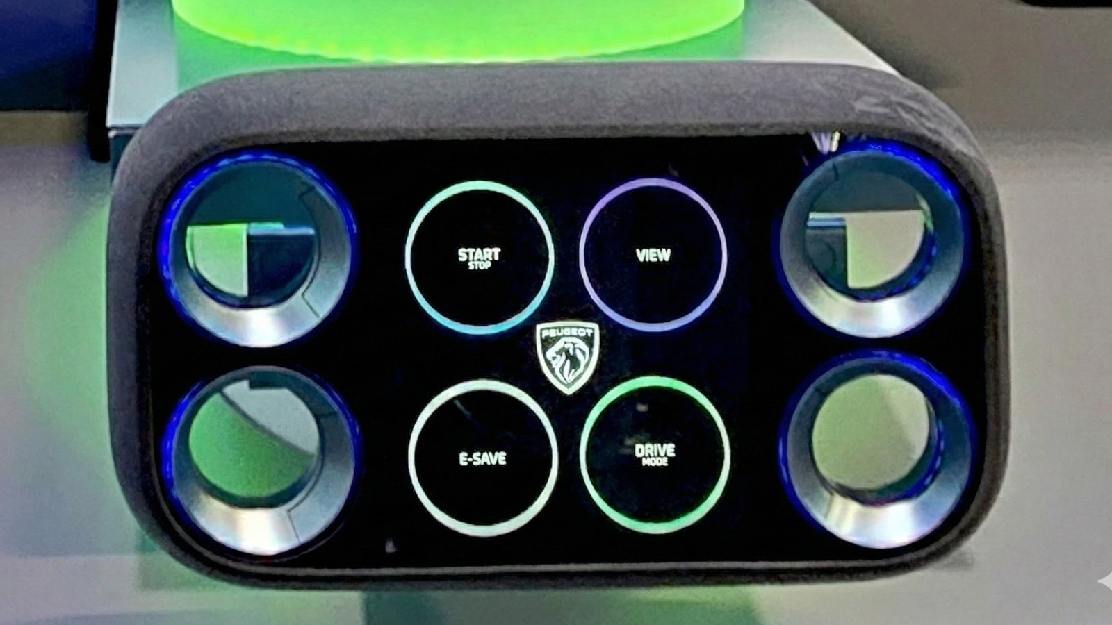 Zoom da imagem do volante quadrado da Peugeot no Salão do Automóvel 2025