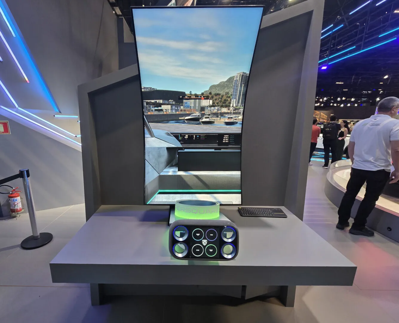 Simulador do volante Quadrado da Peugeot no Salão do Automóvel de São Paulo