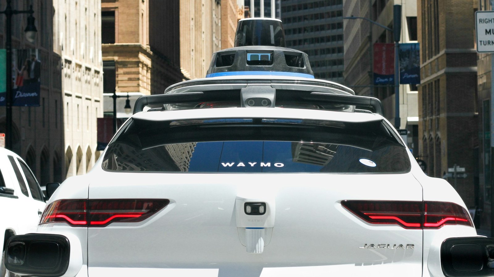 Imagem da traseira de um robotáxi Waymo no tráfego em San Francisco