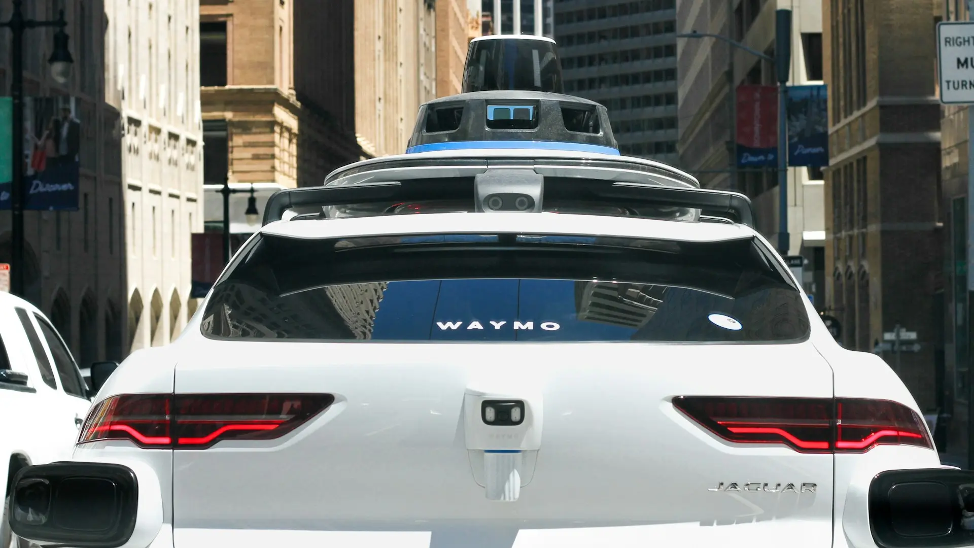 Imagem da traseira de um robotáxi Waymo no tráfego em San Francisco