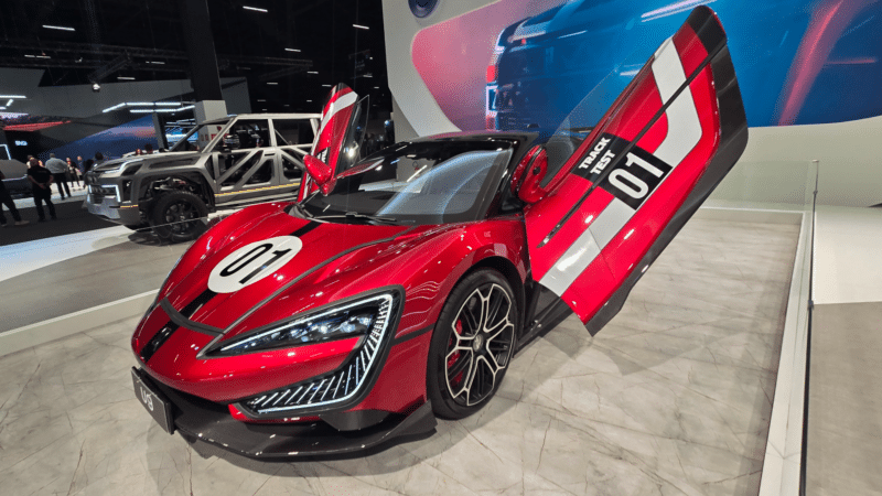 Carro hiperesportivo BYD Yangwang U9 Xtreme no estande da Denza no Salão do Automóvel de São Paulo