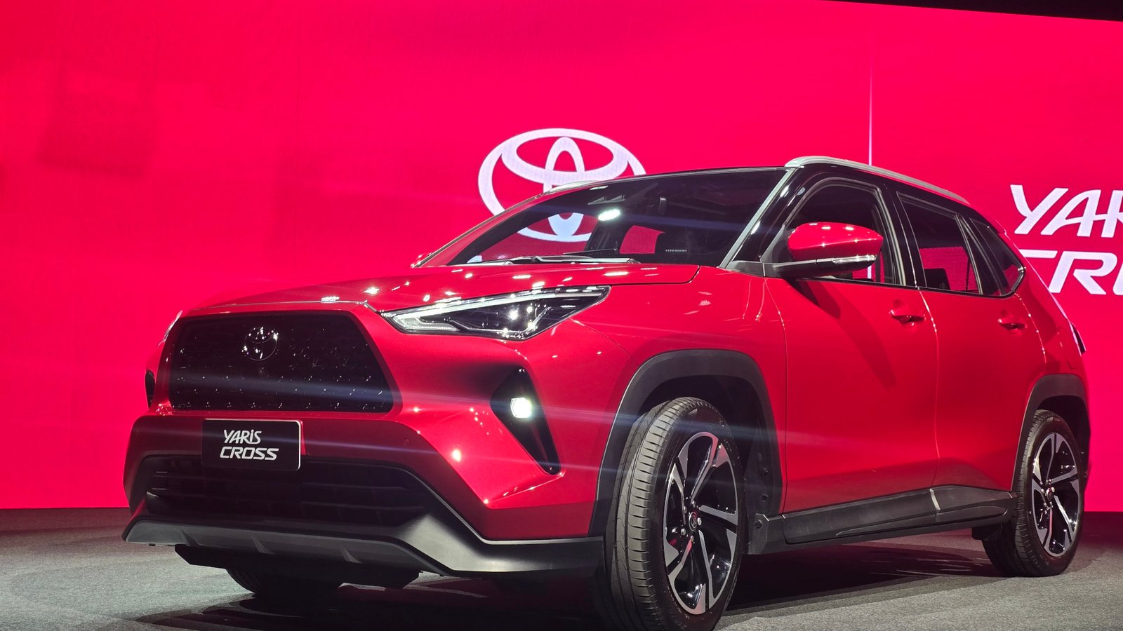 Foto do carro Toyota Yaris Cross em apresentação no pré-evento do Salão do Automóvel de São Paulo