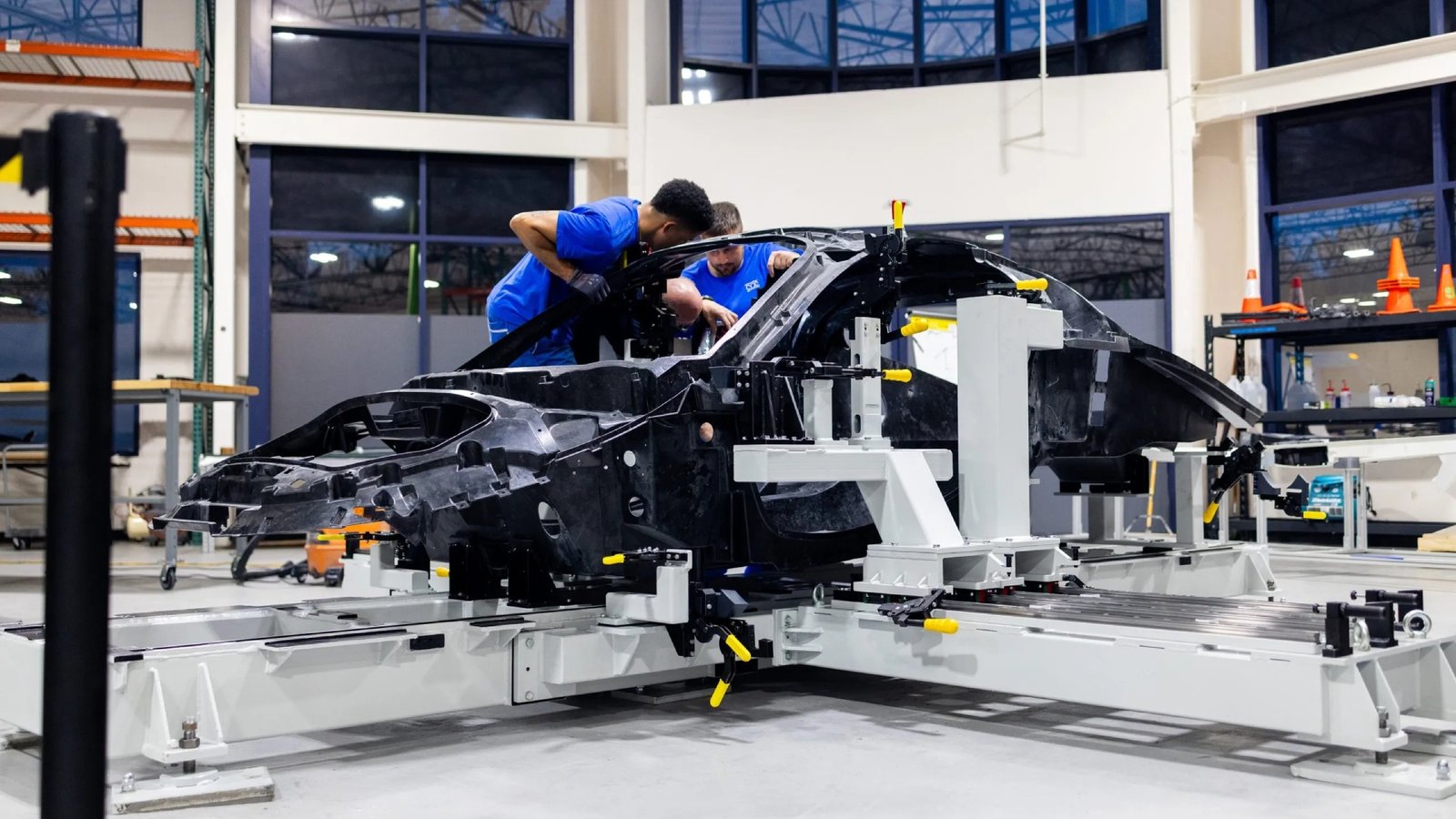 Aptera cria linha de produção para validar seus veículos elétricos a energia solar