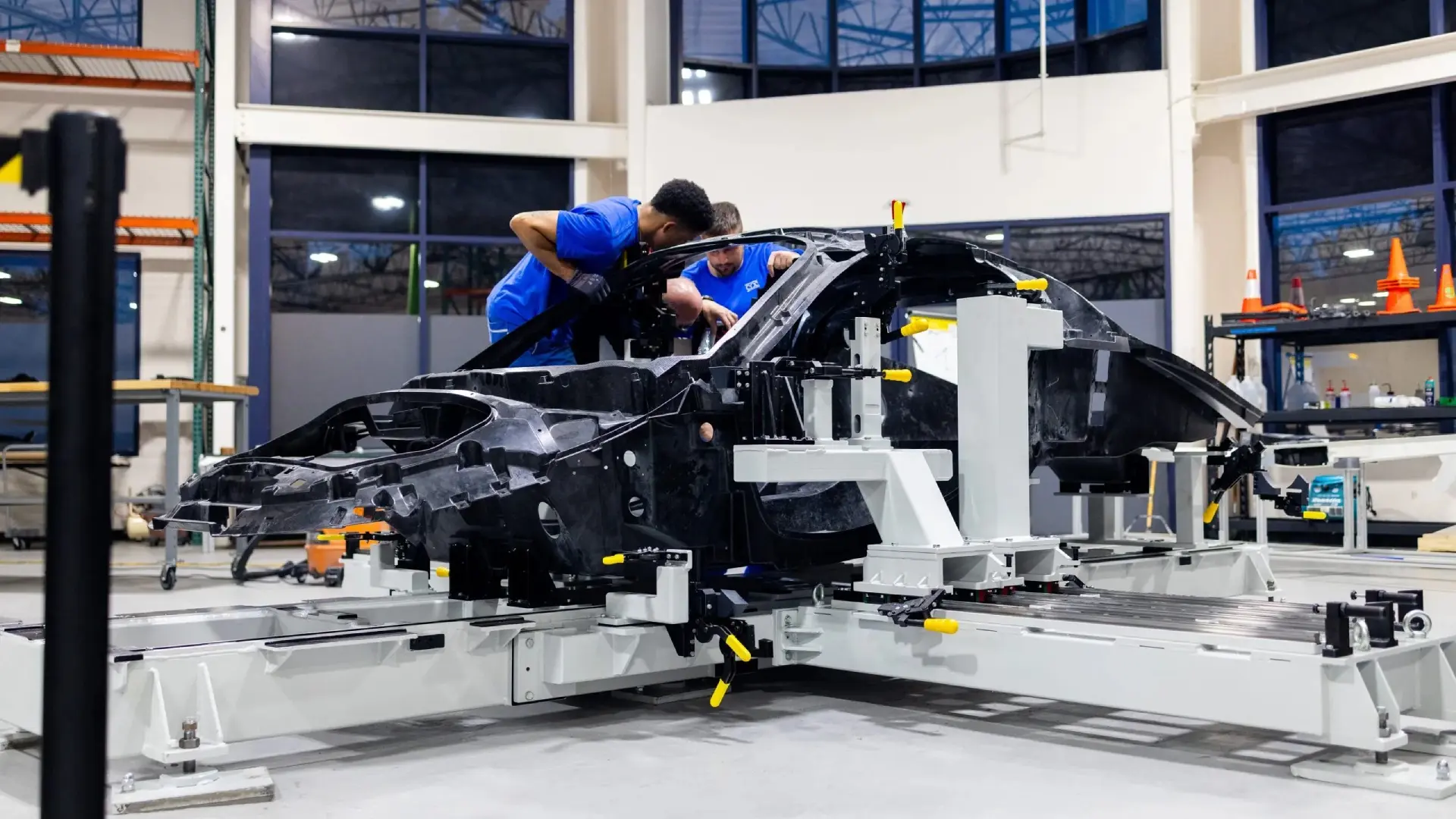 Aptera cria linha de produção para validar seus veículos elétricos a energia solar