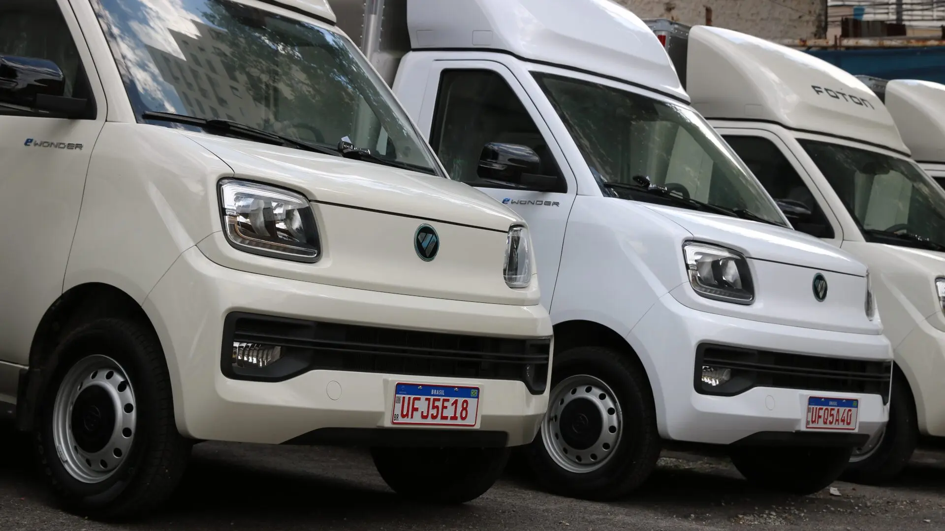 Foto de vários caminhões elétricos Photon eWonder