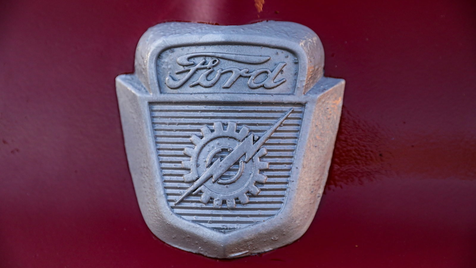 Logo da Ford com um raio, numa antiga caminhonete F-100
