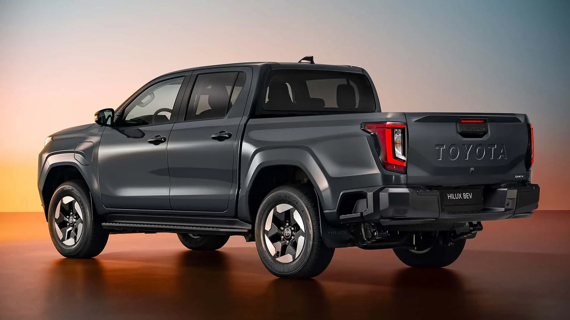 Foto da Toyota Hilux Travo (elétrica BEV), se afastando