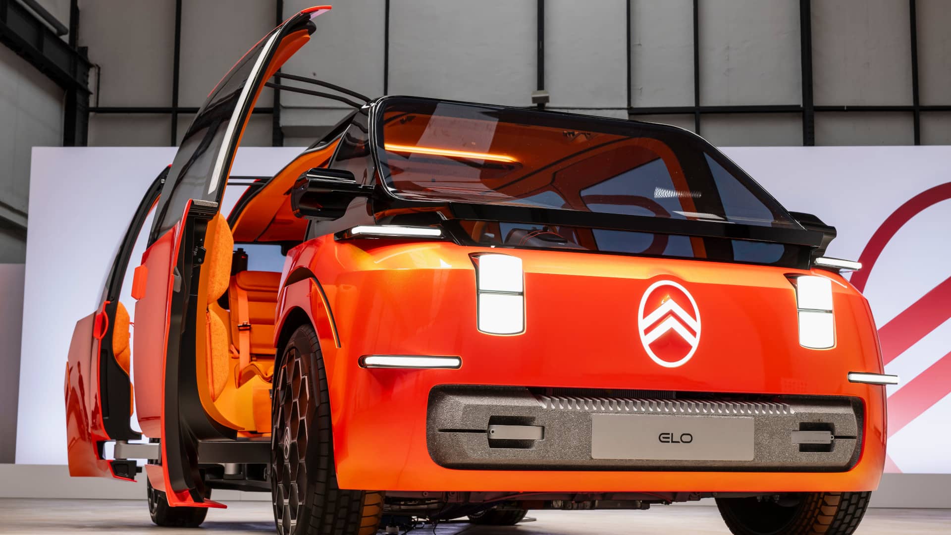 Foto do carro conceito Citroën Elo, de frente, com as portas abertas