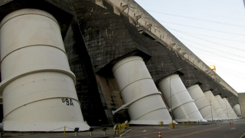 Foto dos tubos da Usina de Itaipu
