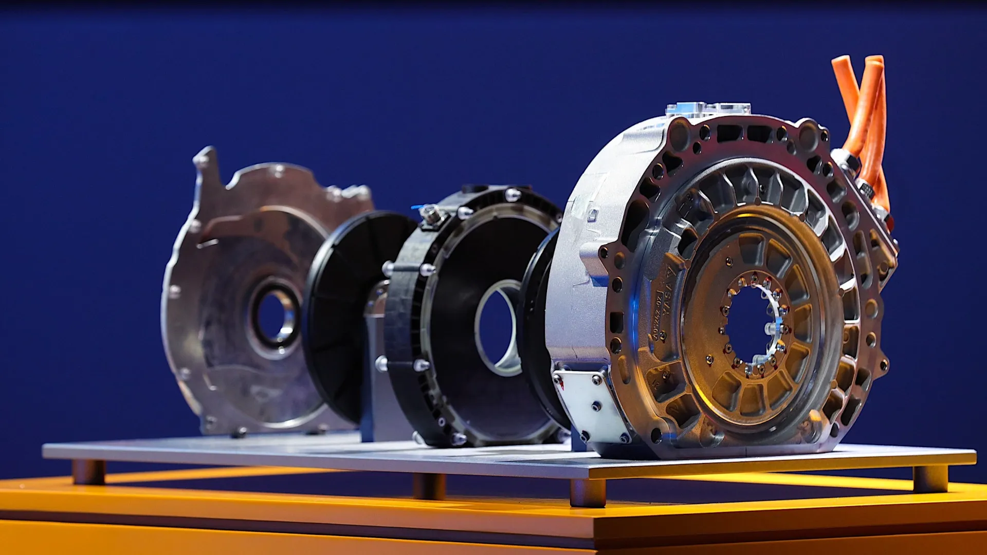 Foto de motor elétrico da Yasa desmontado e exposto