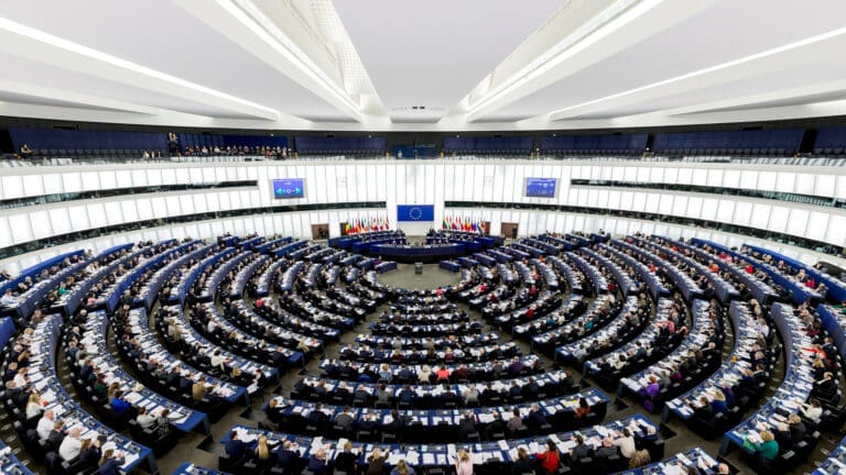 União Europeia deve ceder às montadoras e adiar o banimento da combustão interna para 2040