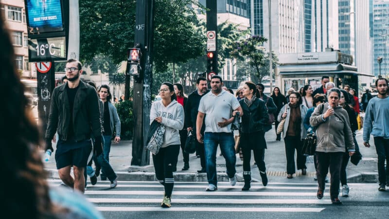 Pedestres cruzando rua na faixa de pedestres em São Paulo