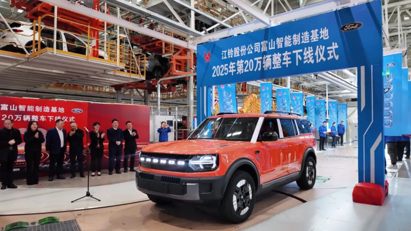 Foto do carro Ford Bronco elétrico saindo da linha de produção da fábrica em Nanchang, China