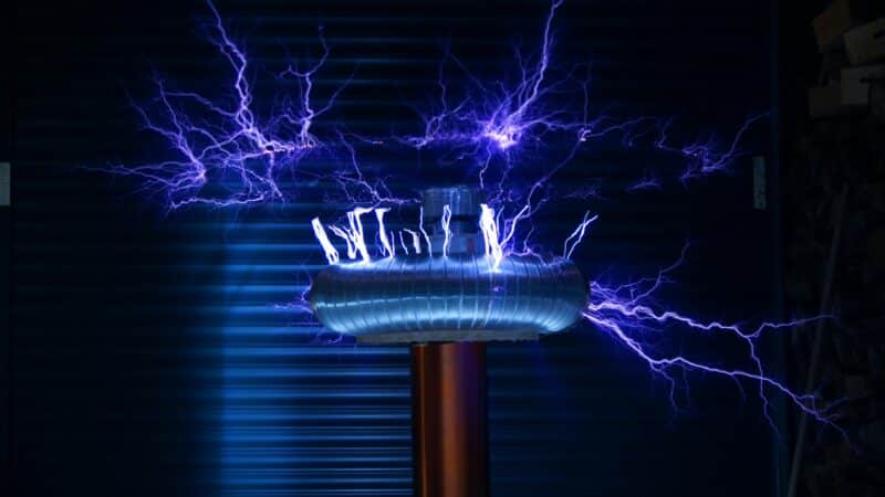 Foto de uma Bobina de Tesla emitindo arcos voltaicos