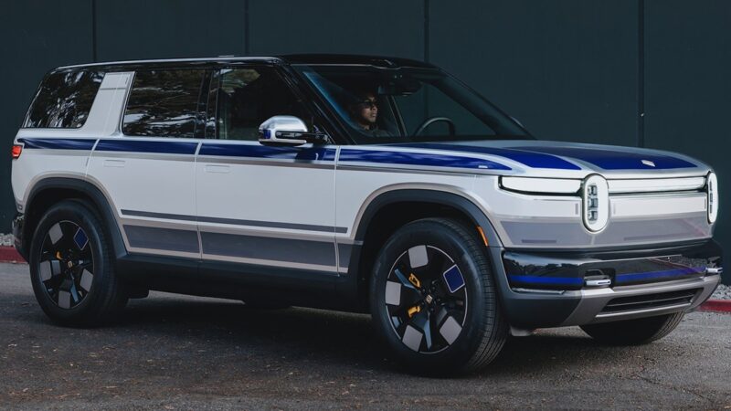 Rivian R2 em versão com envelopamento do R2-D2 de Star Wars