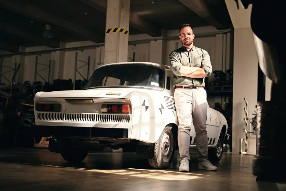 O designer Martin Paclt e o Skoda 100 original