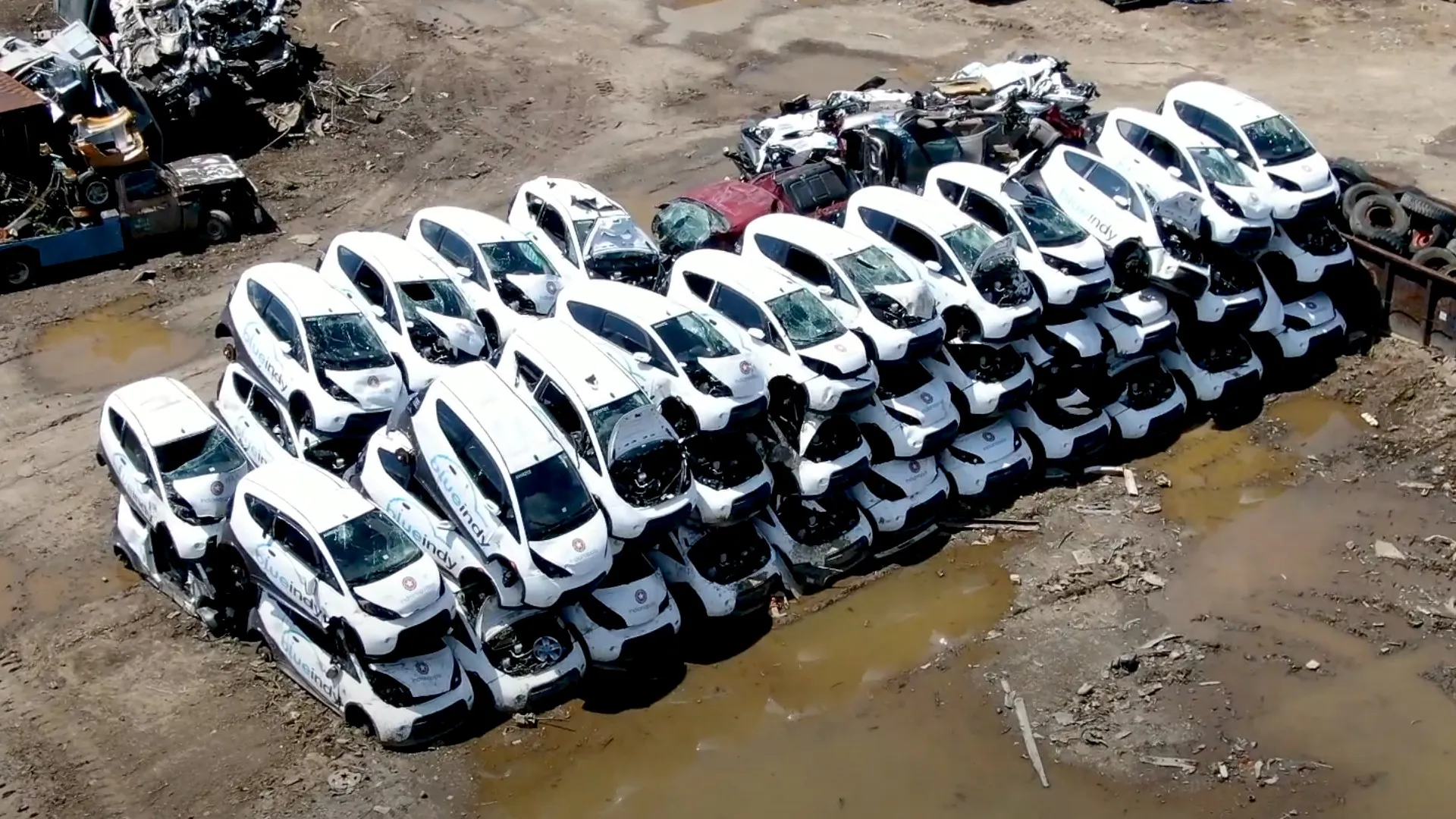 Carros elétricos num ferro velho nos EUA