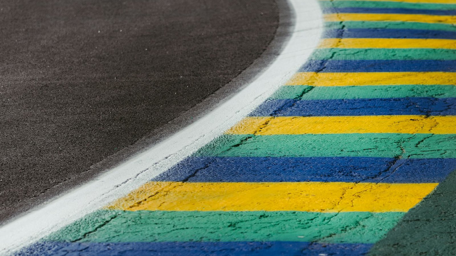 Faixa com as cores do Brasil na pista do autódromo de Interlagos