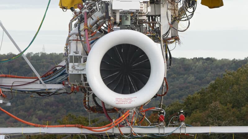Foto em zoom da turbina híbrida da GE Aerospace