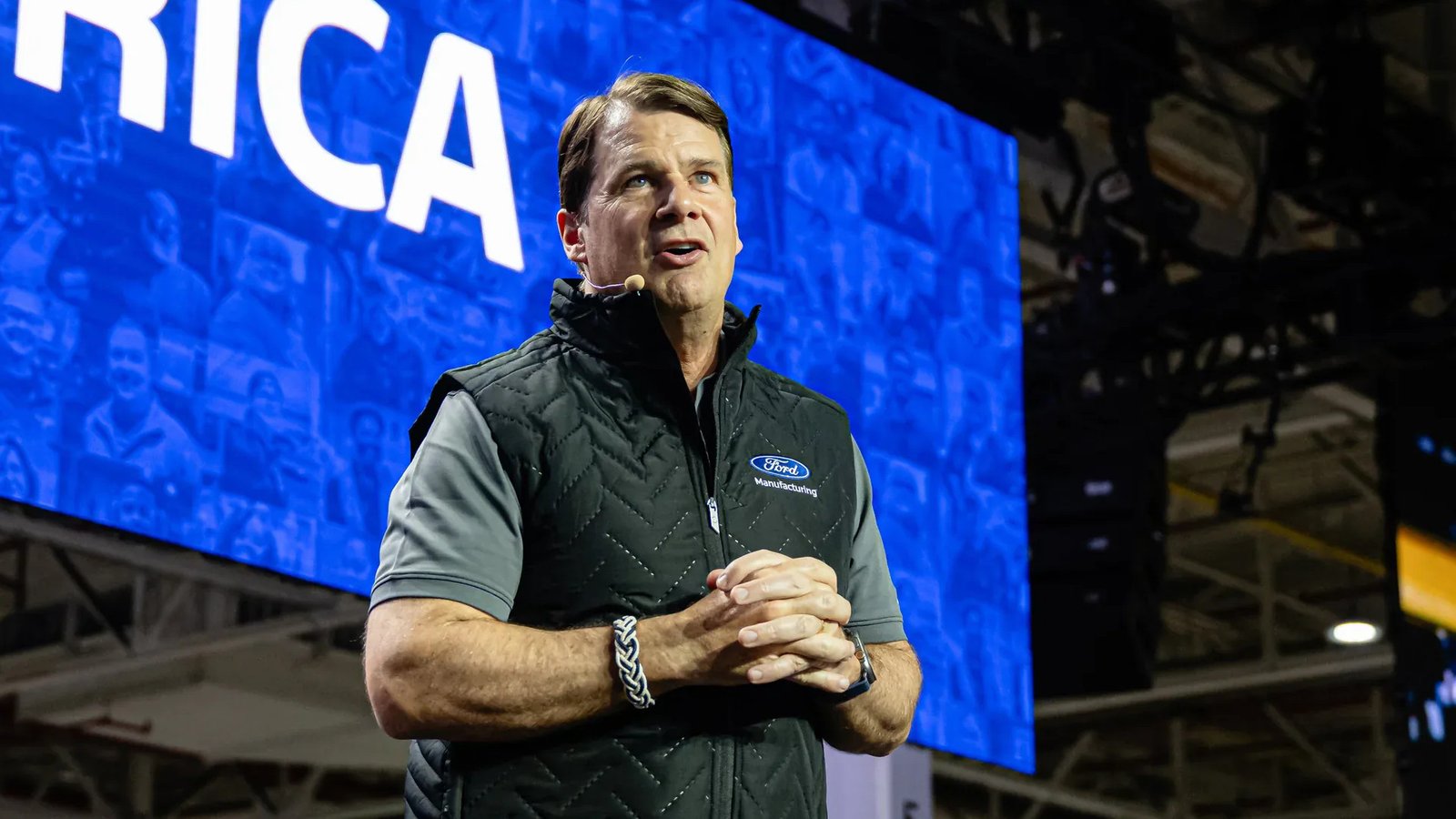 Jim Farley, CEO da Frod, falando numa fábrica nos EUA