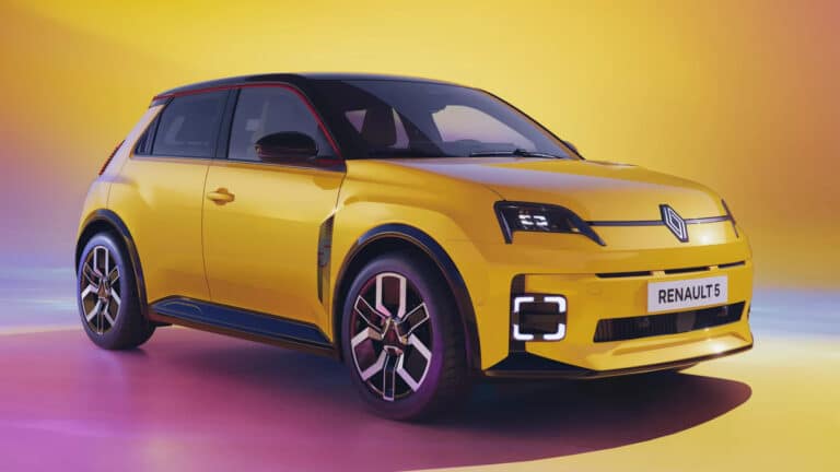 Renault 5 E-Tech é coroado o Carro do Ano 2026 em premiação britânica dominada por elétricos