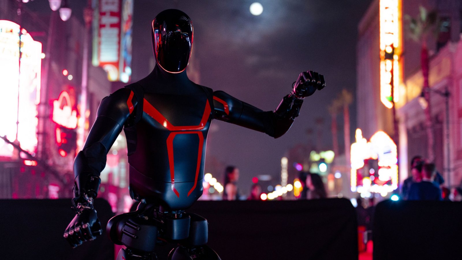 Robô Tesla Optimus em apresentação em 2025