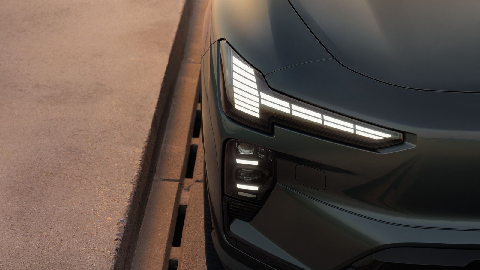 Foto promocional do Volvo EX60, detalhe do farol dianteiro