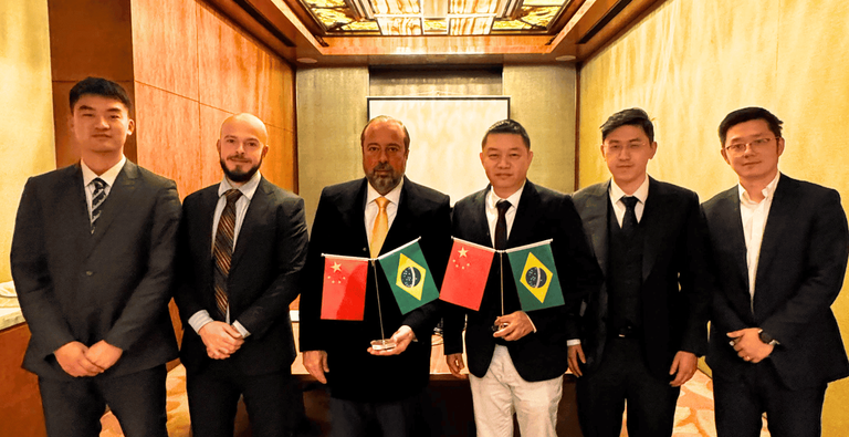 Foto da visita do ministro Alexandre Silveira à CATL na China
