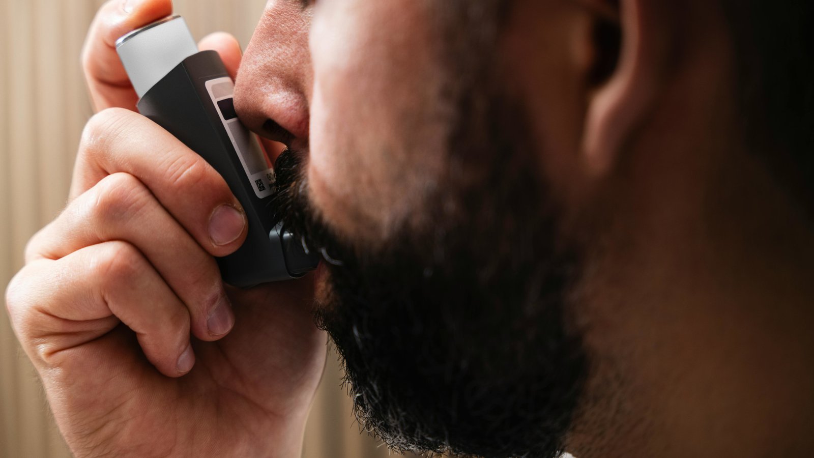 Pessoa usando bomba de bronquite