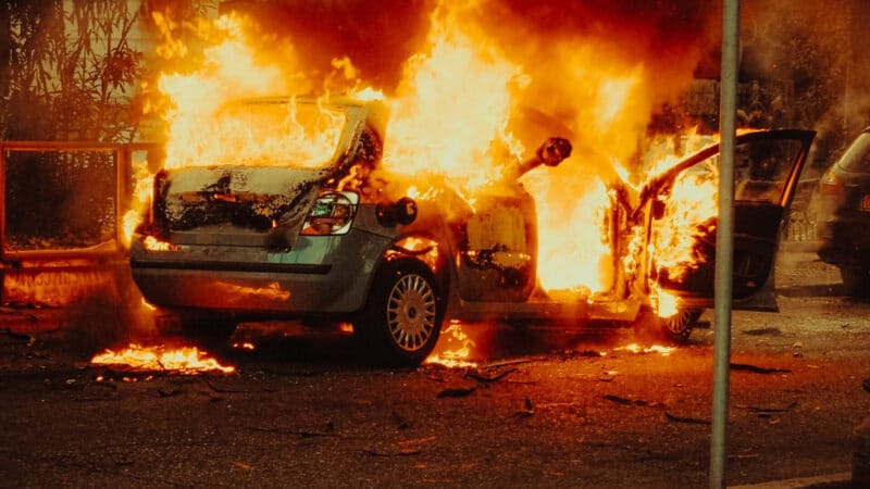 Carro pegando fogo
