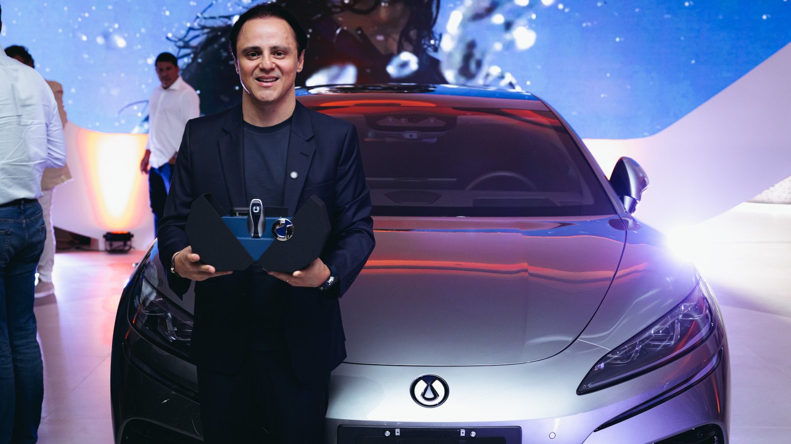 Felipe Massa com o carro Denza Z9GT na cerimônia de entrega