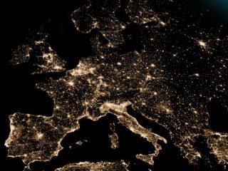 O continente Europeu visto do espaço à noite