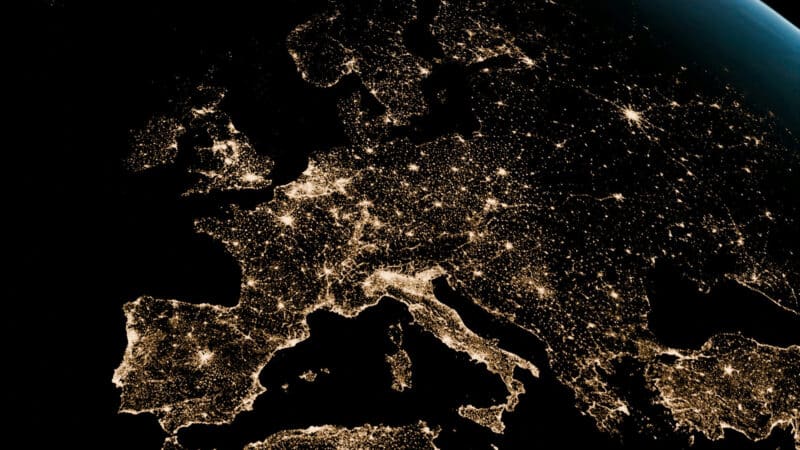 O continente Europeu visto do espaço à noite
