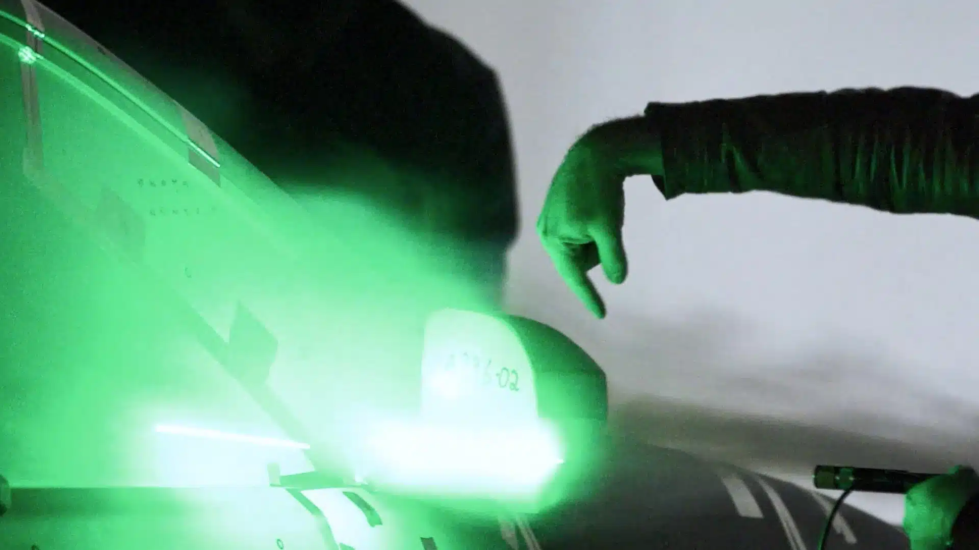 Imagem conceito da Ford Universal Plataform, mostrando um trabalhador soldando um carro