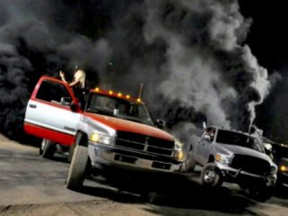 Caminhonetes em evento nos EUA fazendo "rolling coal", queimando óleo para emitir mais fumaça