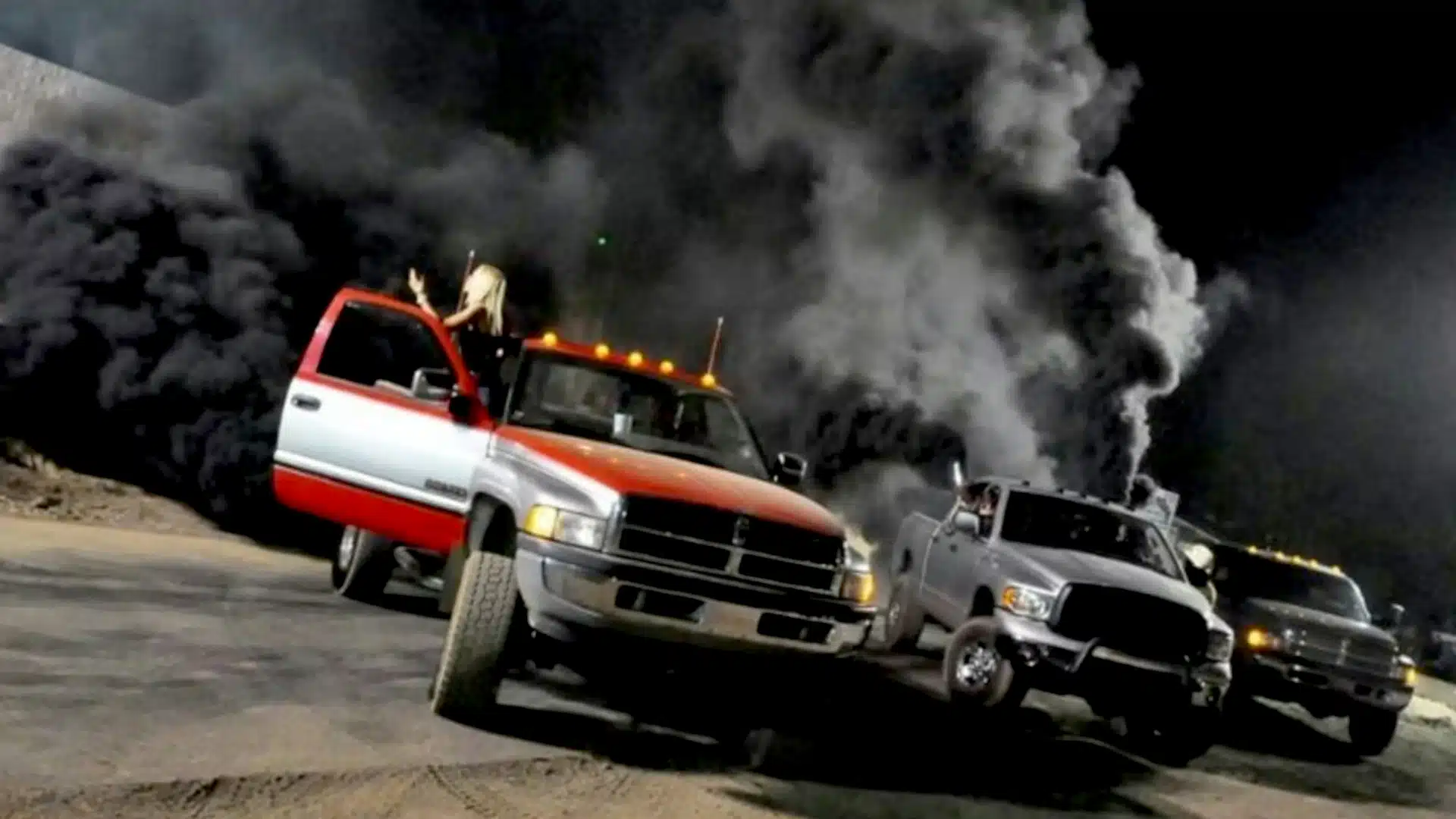 Caminhonetes em evento nos EUA fazendo "rolling coal", queimando óleo para emitir mais fumaça