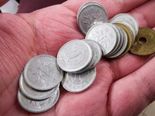 Mão segurando moedas