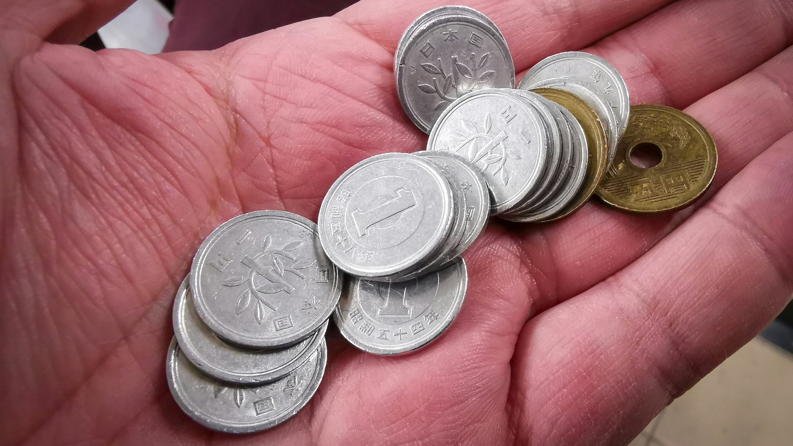 Mão segurando moedas