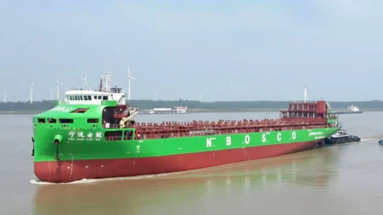 Maior navio navio porta contêineres 100% elétrico do mundo inicia testes no mar na China