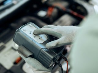Engenheiro testando a saúde da bateria de um carro