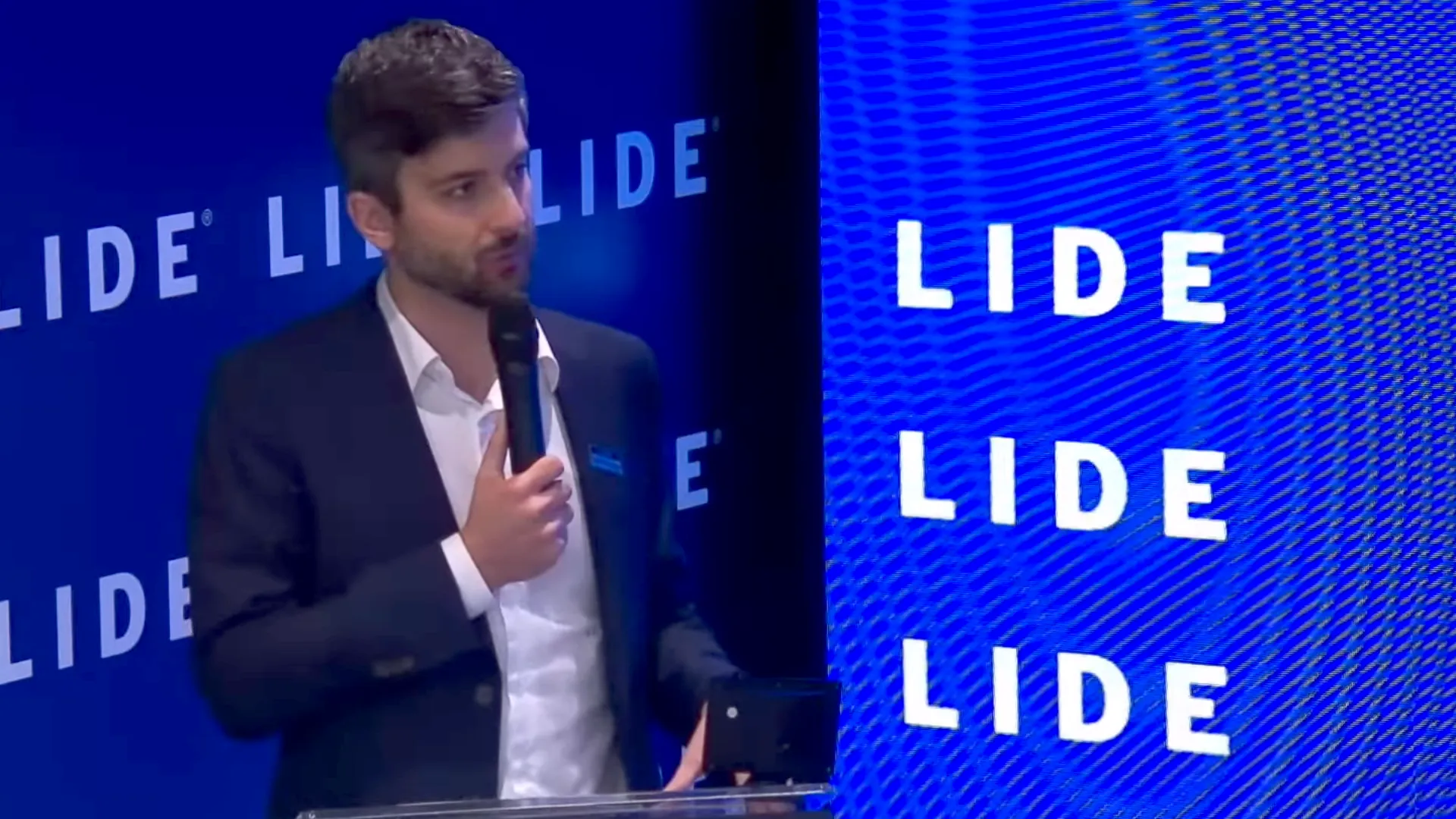 Daniele Nadalini palestrando no seminário LIDE Energia/Eletromobilidade