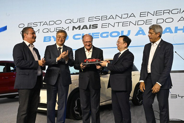 Geraldo Alckmin com executivos da BYD na inauguração da fábrica em Camaçari, Bahia