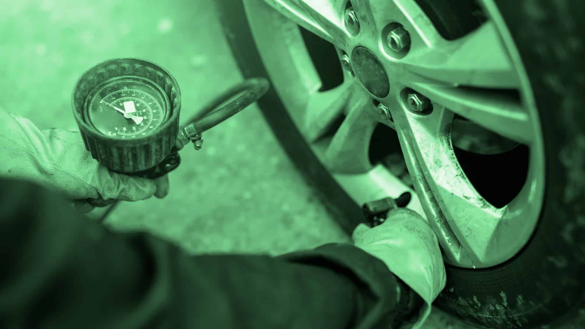 Carregando o pneu com uma bomba